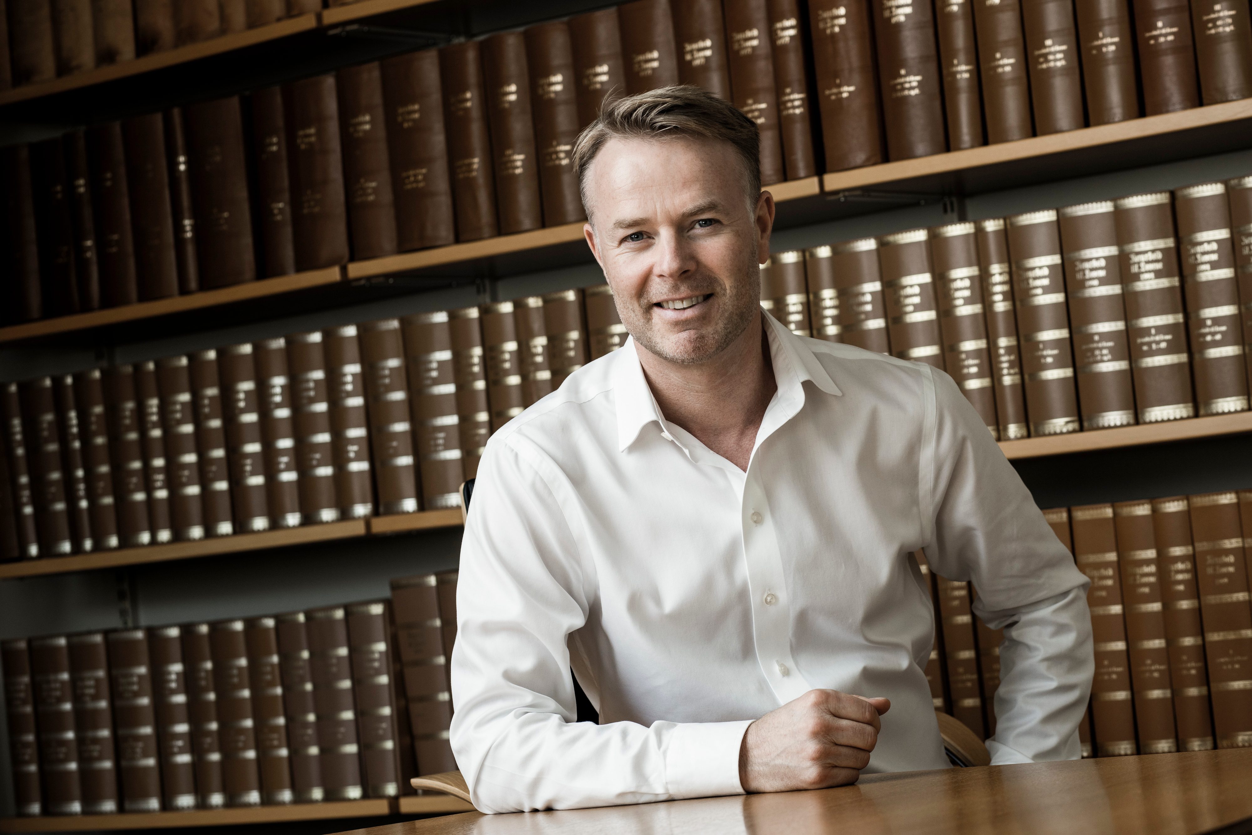 Advokat Mardal i profesjonell rådgivningssamtale