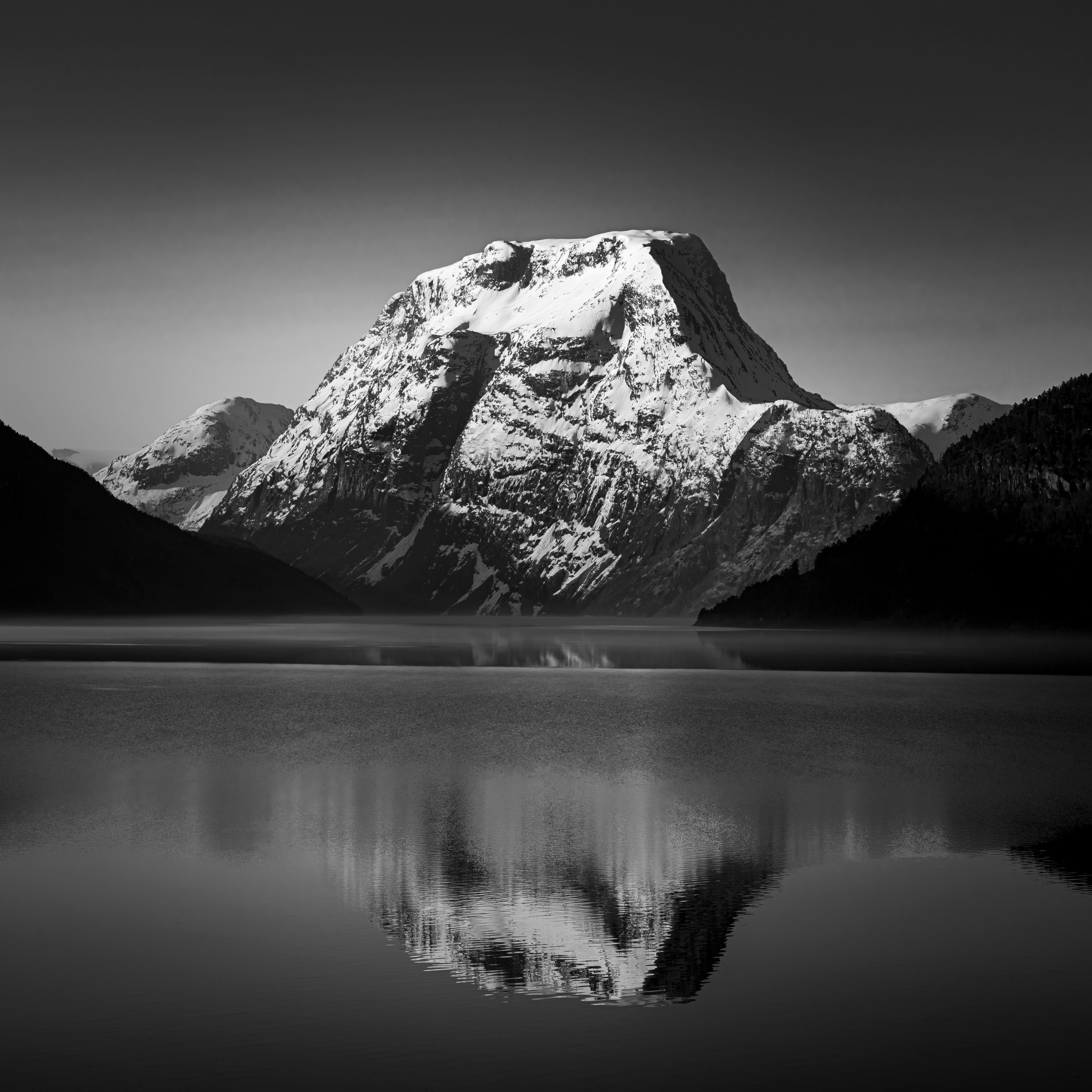 Profesjonelt møte i moderne kontorlokaler