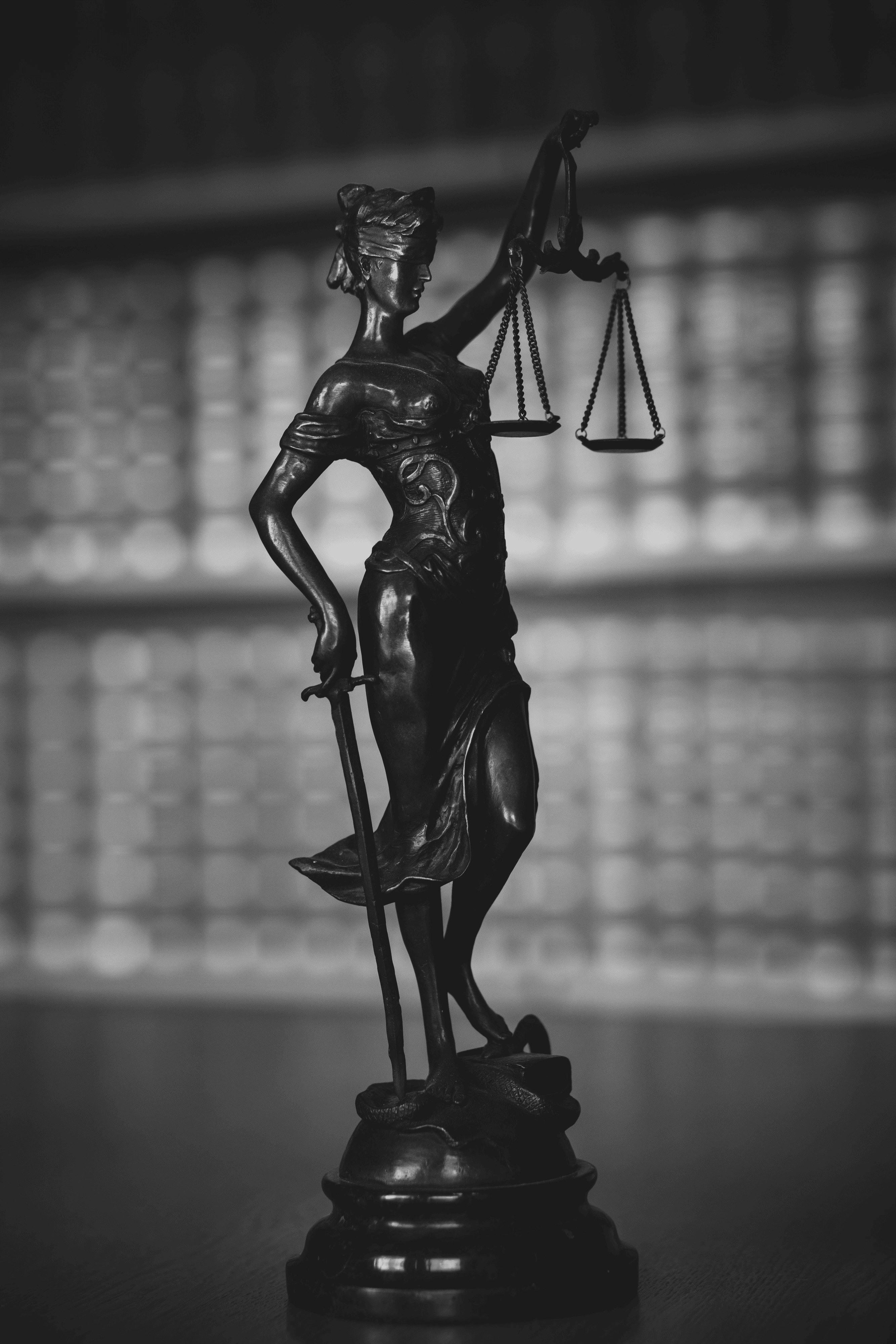 Advokat med fagbøker i bakgrunnen